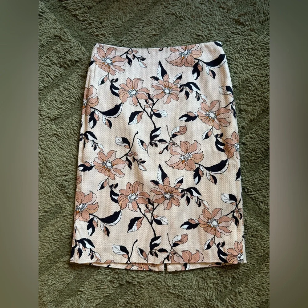Ann Taylor Textured Floral Pencil Skirt - Picture 3 of 7